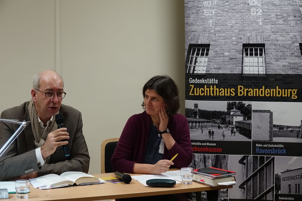 Im Gespräch mit Professor Martin Sabrow an der Gedenkstätte Zuchthaus Brandenburg-Görden. (Foto: GBadH)