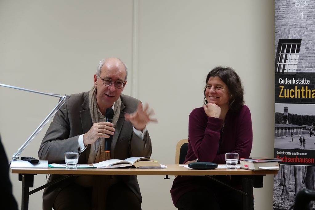 Prof. Dr. Sabrow und Frau Dr. de Pasquale (Leiterin der Gedenkstätten Brandenburg) (Foto: GBadH)