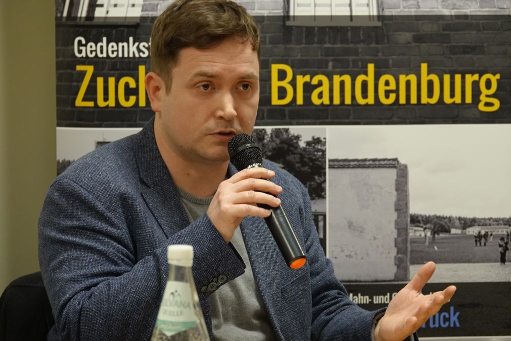 Moderator war Gedenkstätten-Mitarbeiter Sebastian Nagel (Foto: GBadH).
