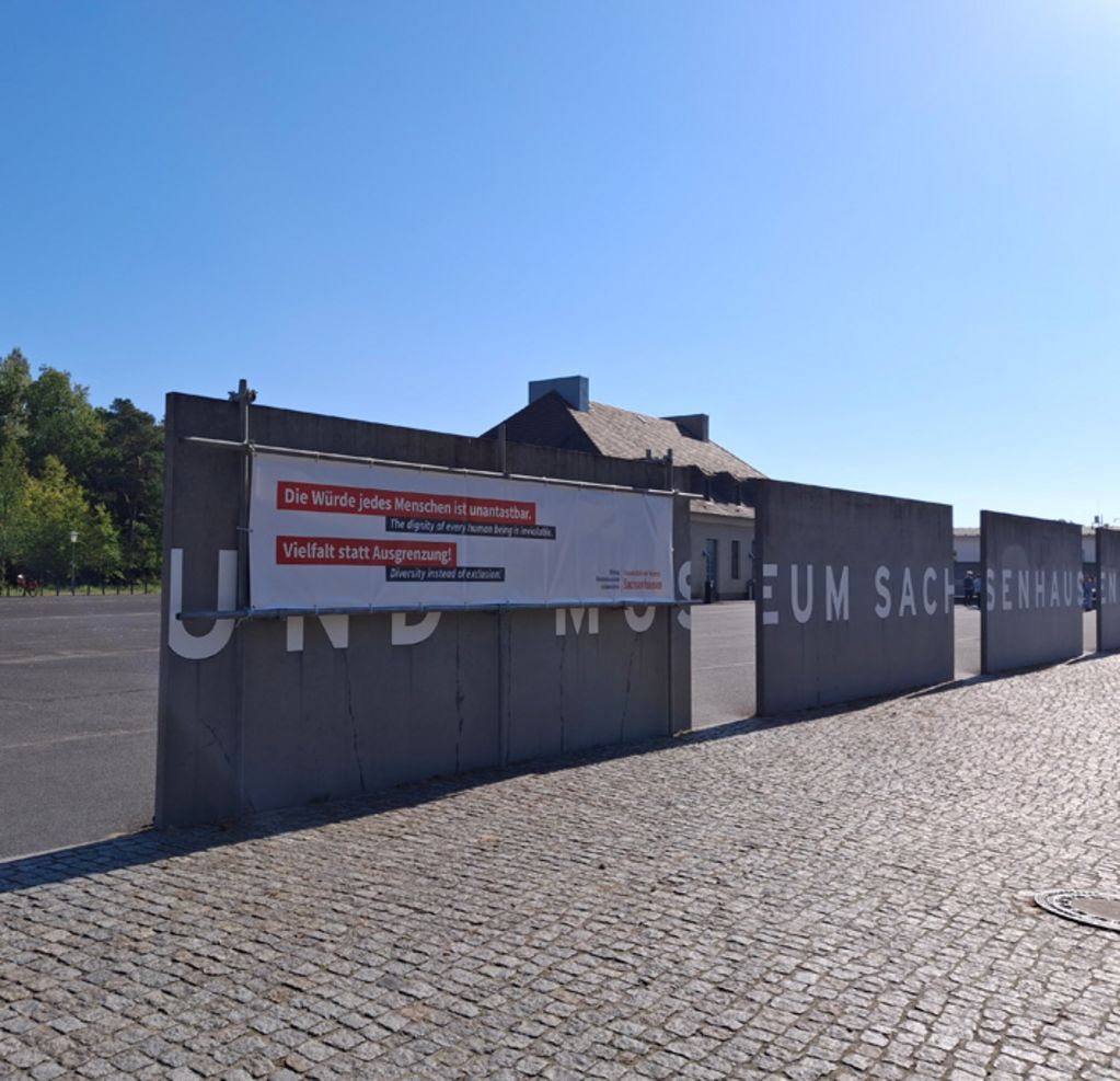 Banner in der Gedenkstätte Sachsenhausen (© SBG)