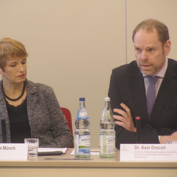 Kulturministerin Martina Münch und Stiftungdirektor Axel Drecoll bei der Jahrespressekonferenz in Potsdam Kulturministerin Martina Münch und Stiftungdirektor Axel Drecoll bei der Jahrespressekonferenz in Potsdam