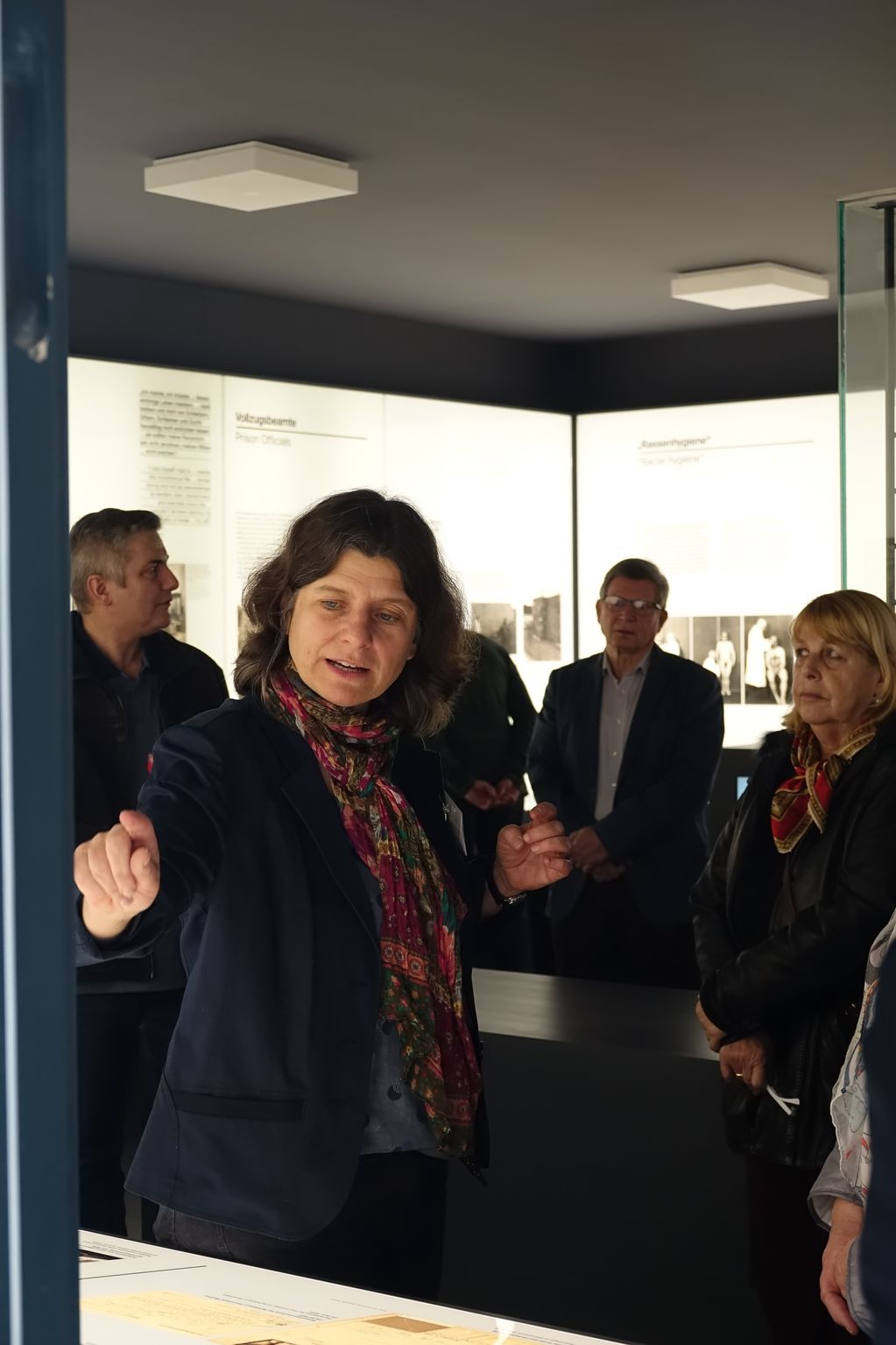 Leiterin der Gedenkstätte, Dr. Sylvia de Pasquale, gibt eine Führung durch die Dauerausstellung (Foto: SBG)