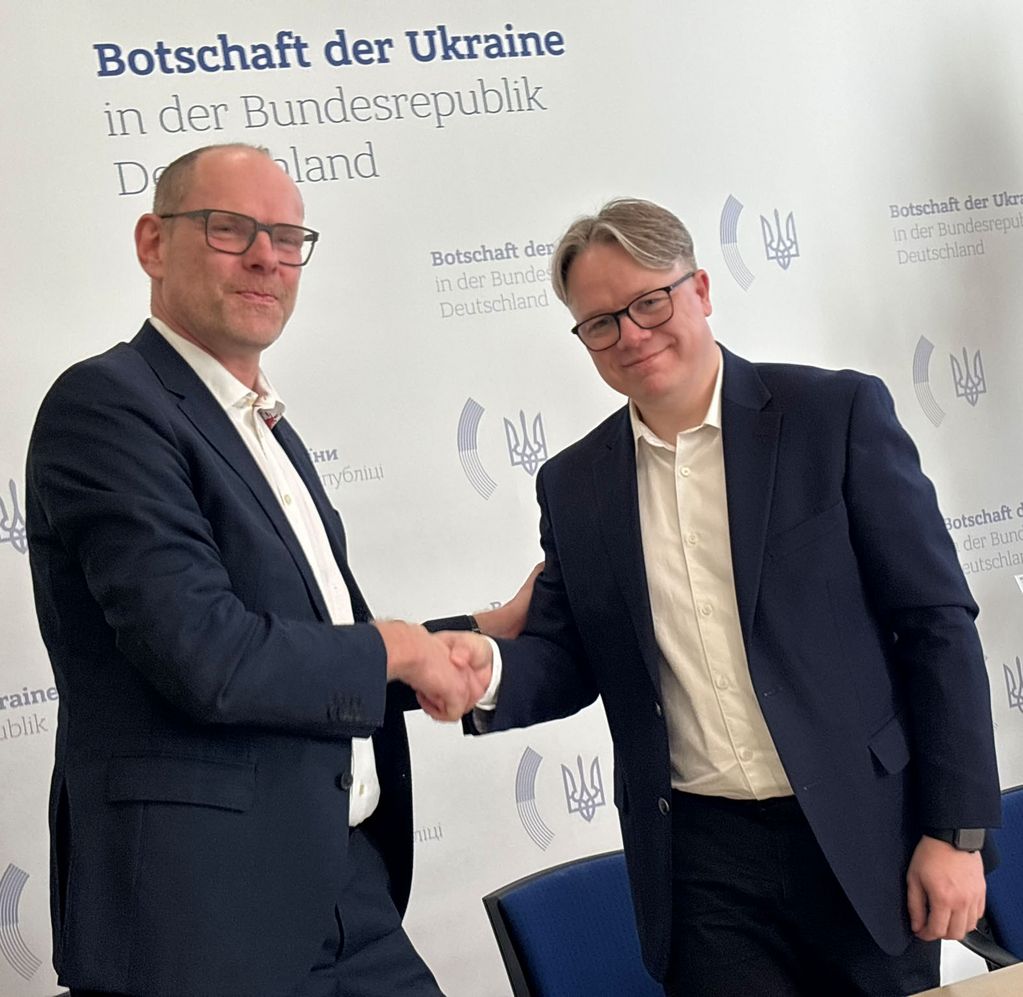 Stiftungsdirektor Axel Drecoll (links) und der Direktor des SBU-Archivs, Andriy Kohut, bei der Vertragsunterzeichnung (Foto: SBG/Seferens)